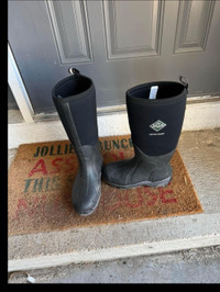 Womens size 7 Muck boots
