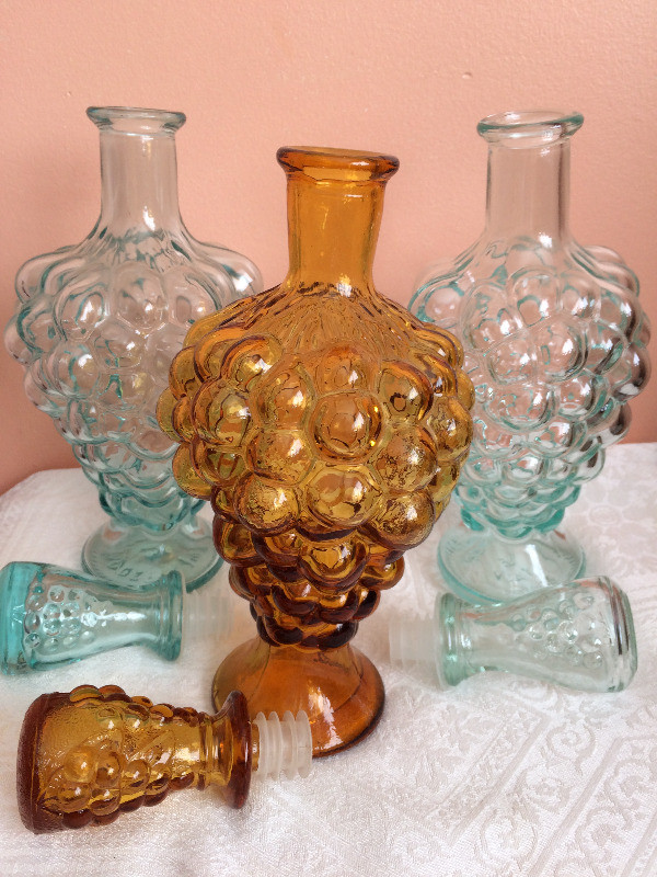 3 Vintage Bottles decanters Vetreria Etrusca Mod Dep grape shape dans Art et objets de collection  à Ville de Montréal - Image 2