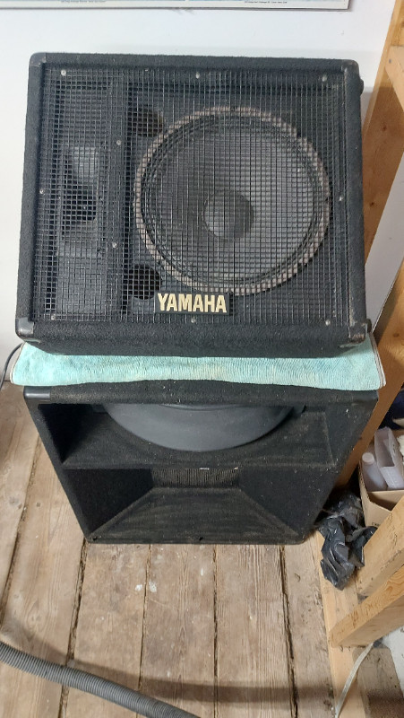 Yamaha 6 channel mixer, PA 400 watt Amplifier in Pro Audio & Recording Equipment in Hamilton - Image 3