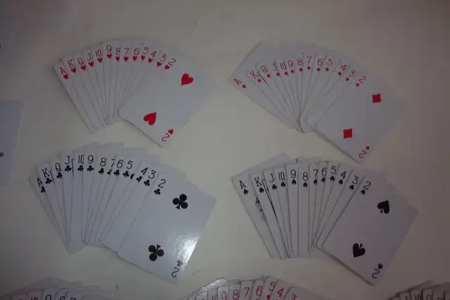 200 Chips Poker Set:  Case, 2  Card Decks,5 Dice. Dealer Button in Toys & Games in Brantford - Image 6