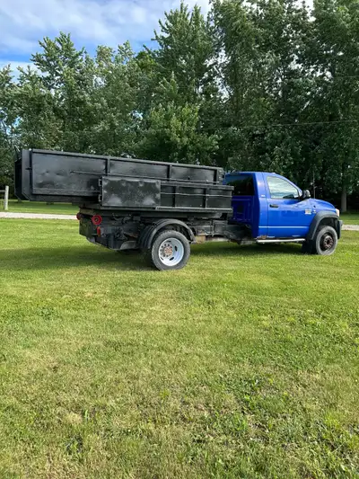 2010 dodge Ram 5500 auto, 4x4, 6.7l Cummins with multi lift hook lift, a 3yd and 5yd bin. 446k km. R...