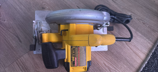 DeWalt dwe 575  7  1/4 “ circular saw  in Power Tools in City of Toronto - Image 3