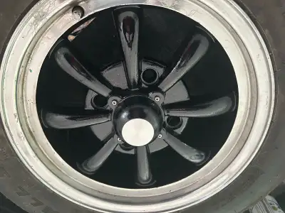 Je vends un ensemble de quatre jantes de type EMPI à 8 rayons, idéales pour une VW Beetle classique...