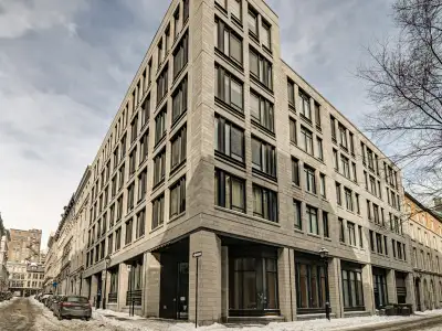Condo de Luxe dans le Vieux-Montréal. Au deuxième étage, sur une rue calme et proche du quartier his...