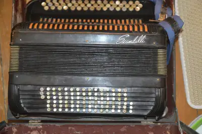 Accordéon - 90 basses, système belge, View more