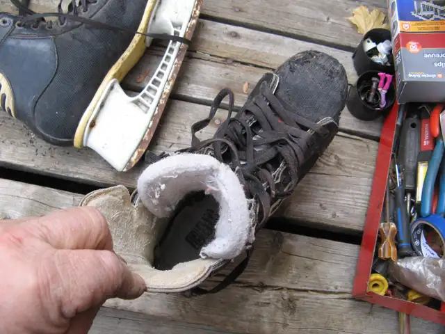 Men's Bauer hockey skates in Skates & Blades in Mississauga / Peel Region - Image 7