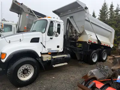 2007 Mack heavy spec plow truck. Come with 11ft plow and wing with rexroth salt computer. 370hp with...