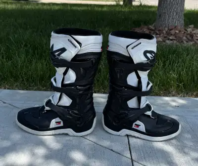 Youth Tech 3S Alpinestar MX boots. Like new. Size 3. Asking $180 OBO