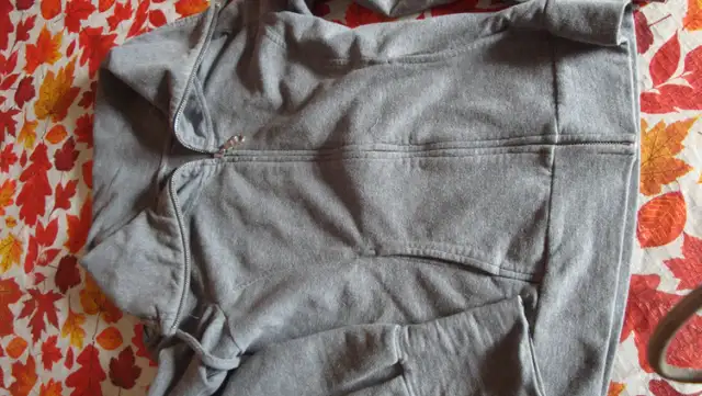 JACOB JR. KIDS SIZE LARGE ZIPPERED KNIT JACKET P/U QUEENSLAND SE in Kids & Youth in Calgary - Image 2