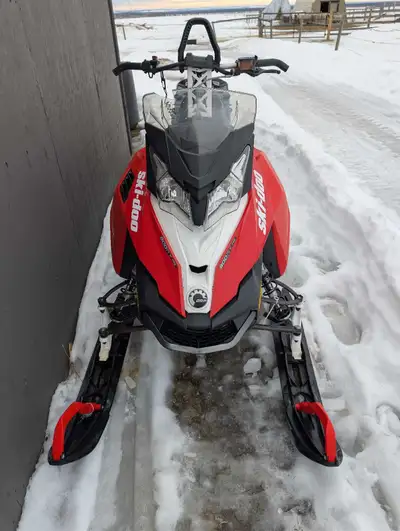2016 ski doo summit sp with the T3 package 2800kms 3in lugs, adjustable ski stance, t-motion suspens...