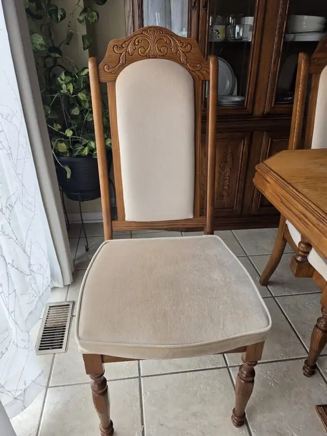Antique Solid Wood Dining Set – 8 Seater with Matching Hutch in Dining Tables & Sets in Markham / York Region - Image 3