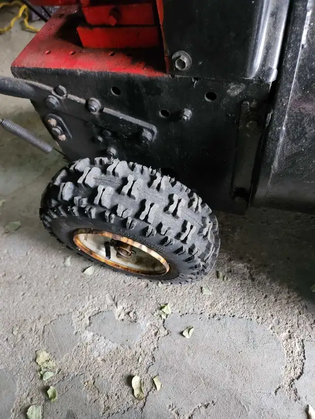 Briggs and Stratton snow blower in Snowblowers in Kitchener / Waterloo - Image 4