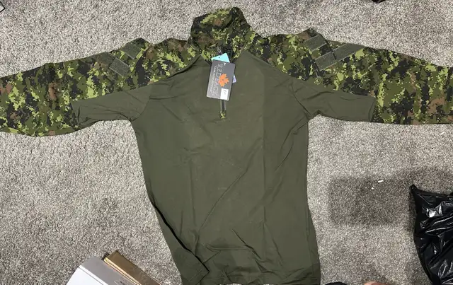 Large Cadpat Combat Shirt in Men's in Hamilton - Image 2