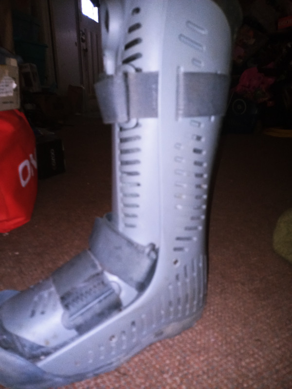 OSSUR  AIR CAST BOOT in Health & Special Needs in Sarnia
