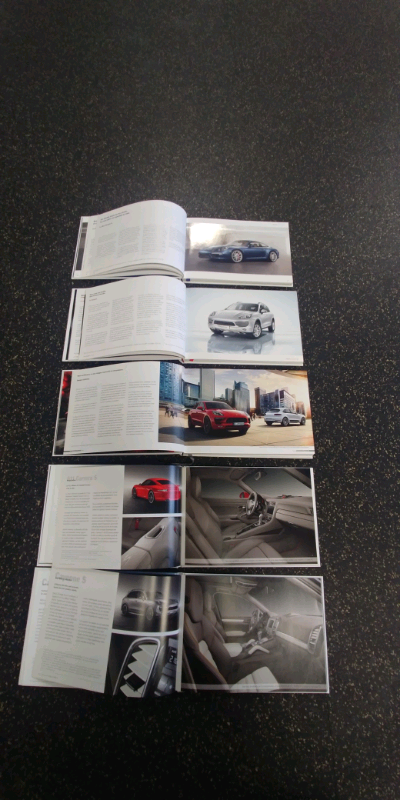 Porsche 5 livrets  Édition 2012  (4) et 2017 (1) in Arts & Collectibles in City of Montréal - Image 10