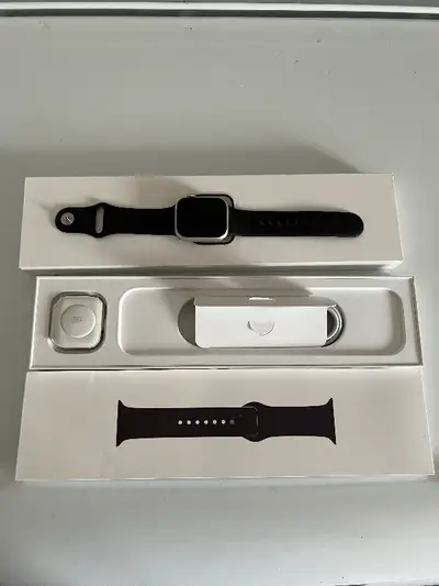 Vendre Apple Watch Series 8 GPS aluminium 41mm comme neuf 435$
