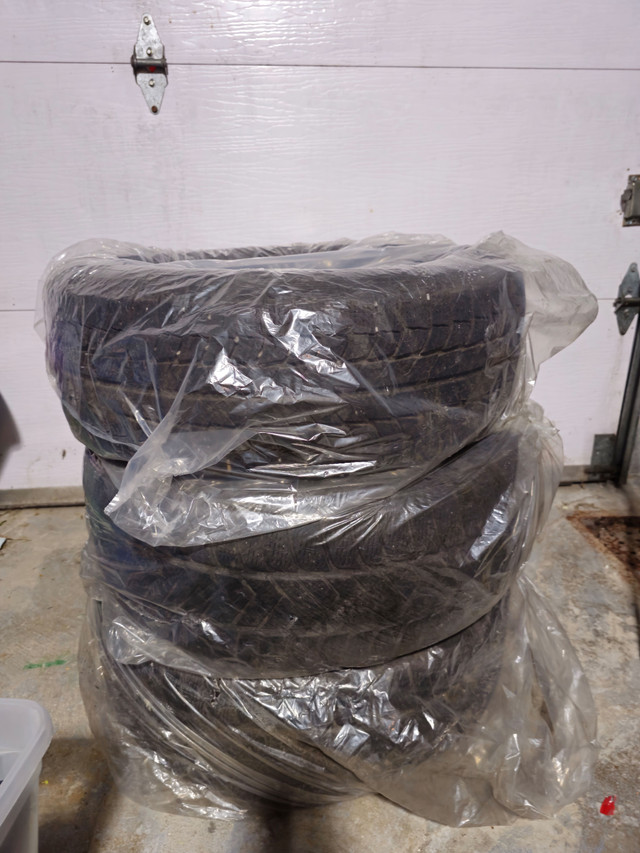 3 (2+1) pneus d'hiver PIRELLI Scorpion 235/55/R19 en bon état dans Pneus et jantes  à Laval/Rive Nord - Image 4