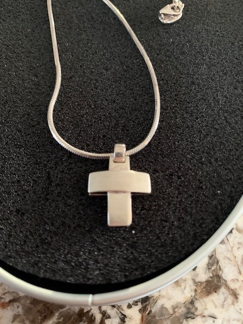 Sterling Silver Cross with Chain in Jewellery & Watches in Saskatoon - Image 2