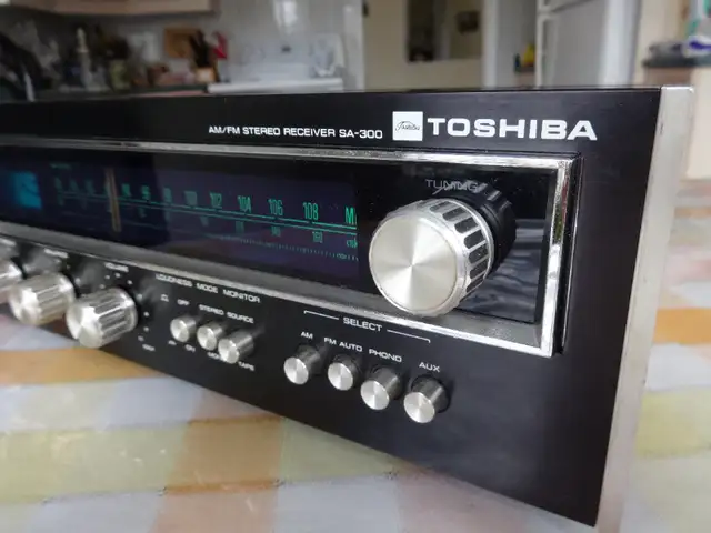 Toshiba SA-300 AM/FM Vintage(1974) Stereo Receiver for sale in Stereo Systems & Home Theatre in Markham / York Region - Image 2