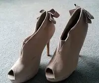 Women’s shoes  talon haut - Grey Suede $15
