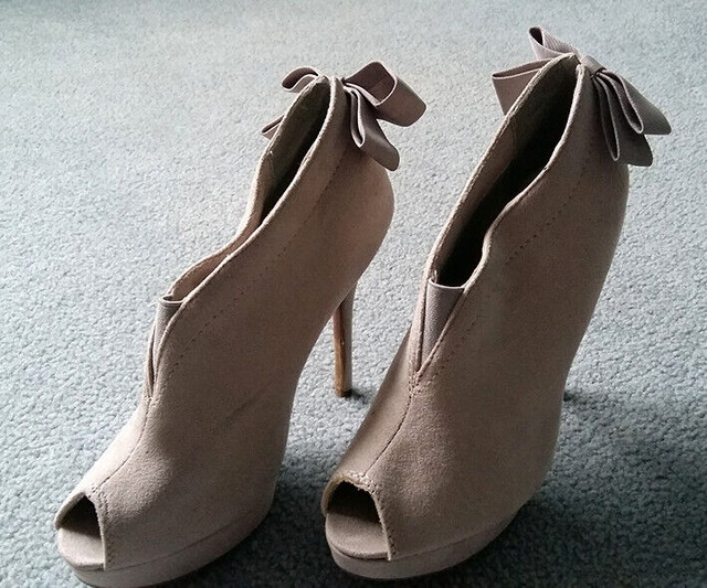 Women’s shoes  talon haut - Grey Suede $15 dans Femmes - Chaussures  à Ville de Montréal