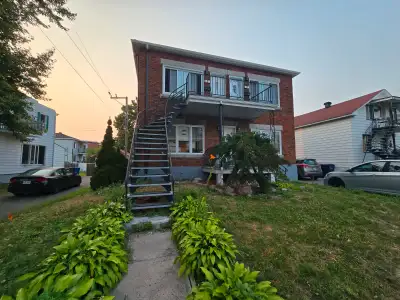 Apparentement 3 et demi à Laval des rapides au 2 éme étage d'un triplex , a 5 min a pied du métro ca...