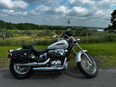 Honda Shadow VT750cc Spirit 2002 36000km – $2500 Vient avec deux valises en cuir et toile imperméabl...