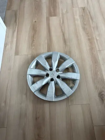 Je vends un enjoliveur Toyota d'occasion. Il s'agit d'un accessoire automobile qui peut présenter de...