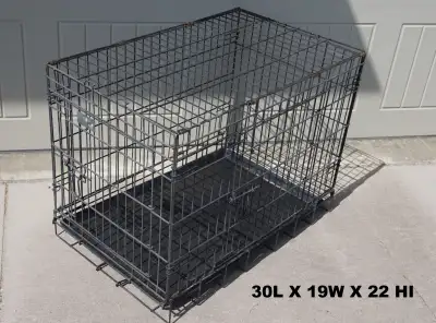 2 door medium pet kennel, nice shape , 30L X 19 W X22 Hi, bottom tray is excellent, located in Salmo...