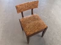 Petite chaise ancienne en bois et textile orangé.