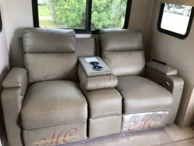 RV fifth wheel in RVs & Motorhomes in Terrace - Image 8