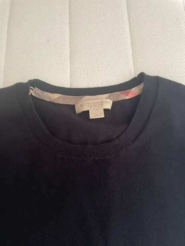 Burberry short sleeve semi fitted round neck t shirt for women in Women's - Tops & Outerwear in Mississauga / Peel Region - Image 3