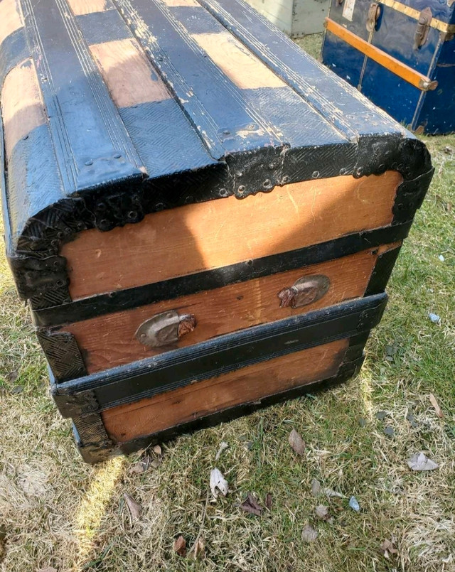 Antique steamer trunk  in Arts & Collectibles in Kawartha Lakes - Image 3
