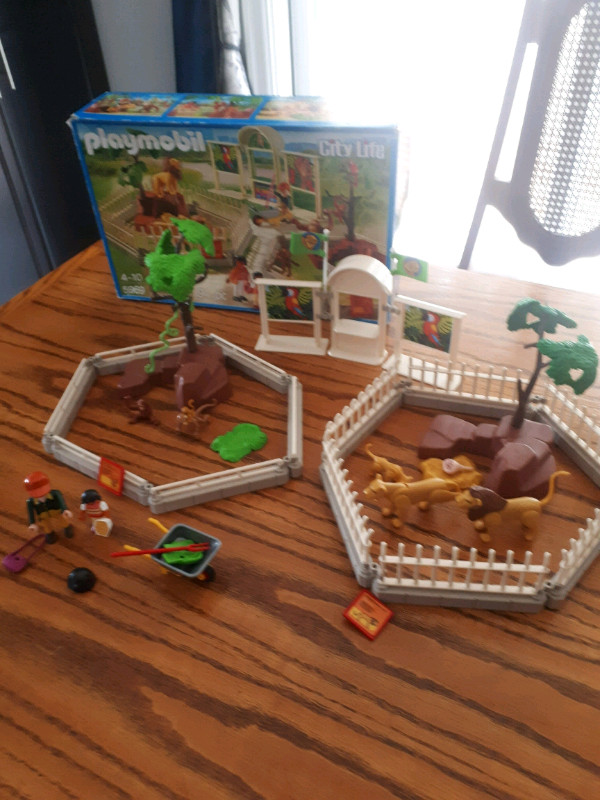 Playmobil City Life 5969 ZOO incomplete w/ Original Box in Toys & Games in Oakville / Halton Region