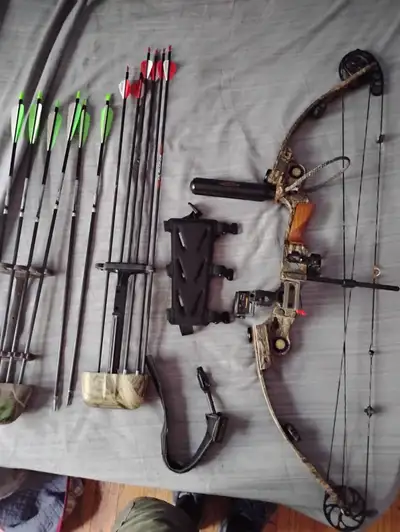 Used Mathews Ultra 2 Solocam Compound Bow. Bow string is waxed regularly. Comes with arm guard, trig...