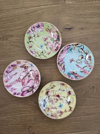 Beautiful set of Maxwell Williams designer dishes (set of 4), View more