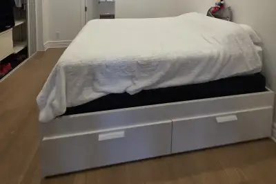 Lit IKEA BRIMNES (090.075.54) 4 tirroirs Vient avec 2 bases de lit (ce qui explique la hauteur du li...
