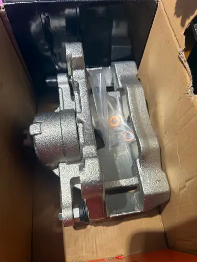 2 pour 200$ Caliper avant droite - 0175 Caliper avant gauche - 0174 Jamais utiliser encore dans ça b...