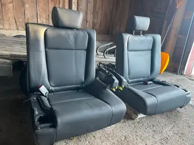 2 Bancs Arrière Excellente Condition Non Fumeur Livraison Possible 100$/chaque Saint Norbert Textos...