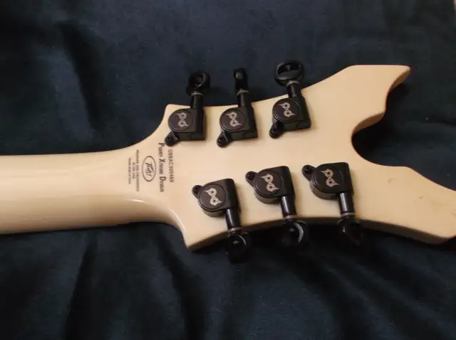 Peavey flying V guitare in Guitars in Sherbrooke - Image 4