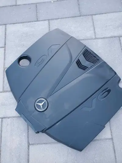 I have a Mercedes Diesel engine cover that fits all ML and GL Bluetec models Clean,no cracks part nu...