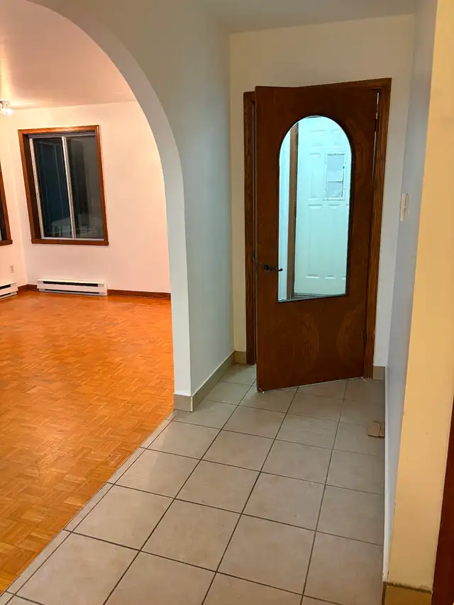LIBRE TRÈS GRAND 6 1/2 cour & garage à louer à Vimont à Laval
