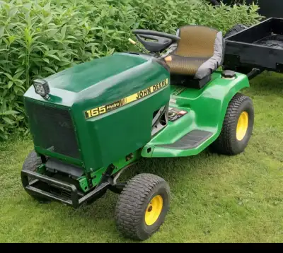Je vends un tracteur John deere 165 Ce tracteur est en bon état et prêt à travailler. Il est équipé...