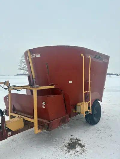 2002 supreme 700t tmr mixer in working condition still used daily. Any questions contact Tom 1519531...