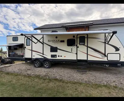 -Kodiak Express Ultra Light camper for sale -29’ -Outdoor kitchen -Bunkhouse -Sleeps 10 people -2 sl...