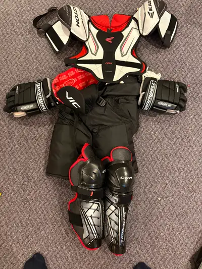 Hockey equipment / équipement de hockey novice ou atome, View more