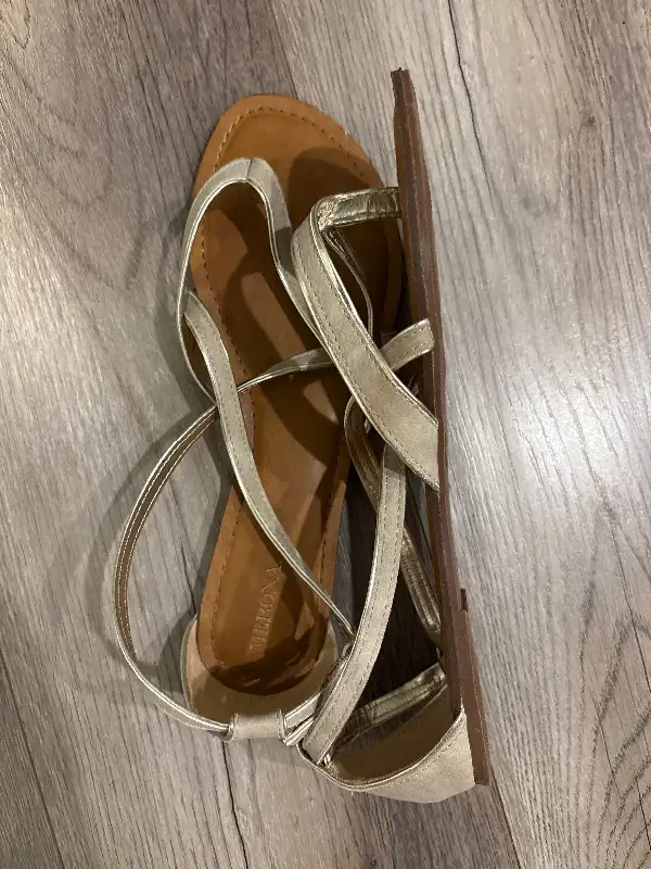 Women’s sandals in Women's - Shoes in Calgary - Image 4