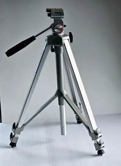 VERBON VGB-3CC Pan Head Aluminum Heavy Duty Tripod . Fully Extended 55 Inches. Check photos for more...