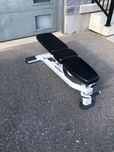 Life fitness adjustable bench Commercial grade 7 different angles Seat moves with back pad at same t...