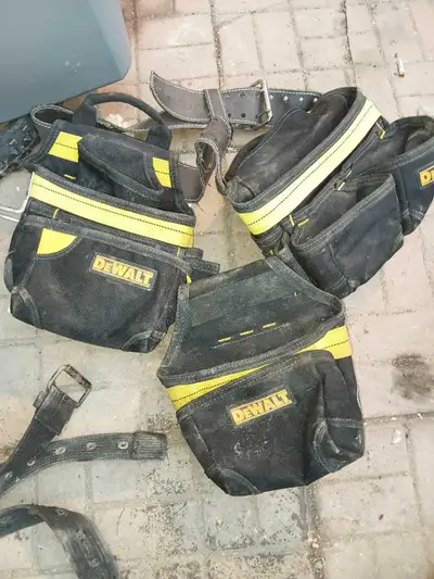 I'm offering a used DeWalt tool belt, perfect for any construction or DIY enthusiast looking to keep...